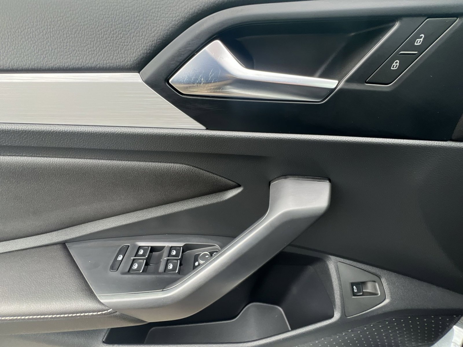 Used 2025 Volkswagen Jetta S image 23