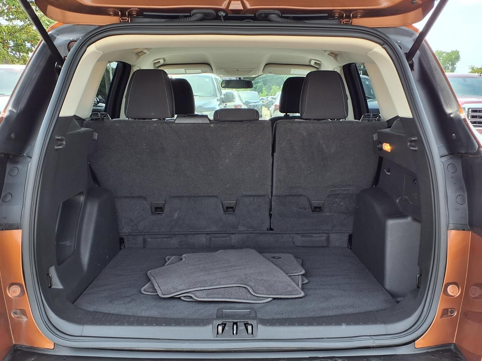 Used 2017 Ford Escape SE w/ SE Cold Weather Package FWD image 11