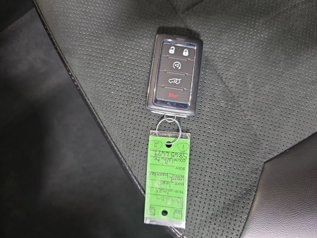 Used 2025 Jeep Grand Cherokee Altitude image 33