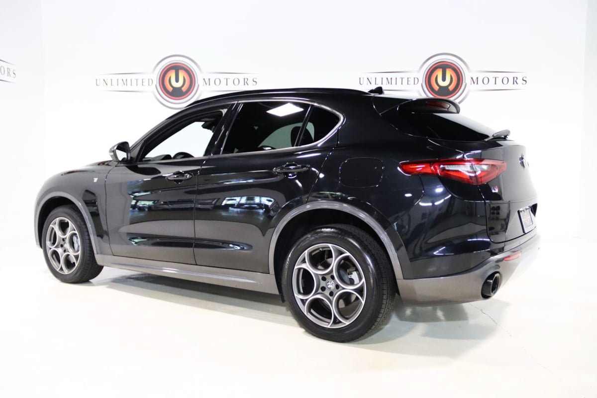 Used 2022 Alfa Romeo Stelvio Ti AWD/4WD image 3