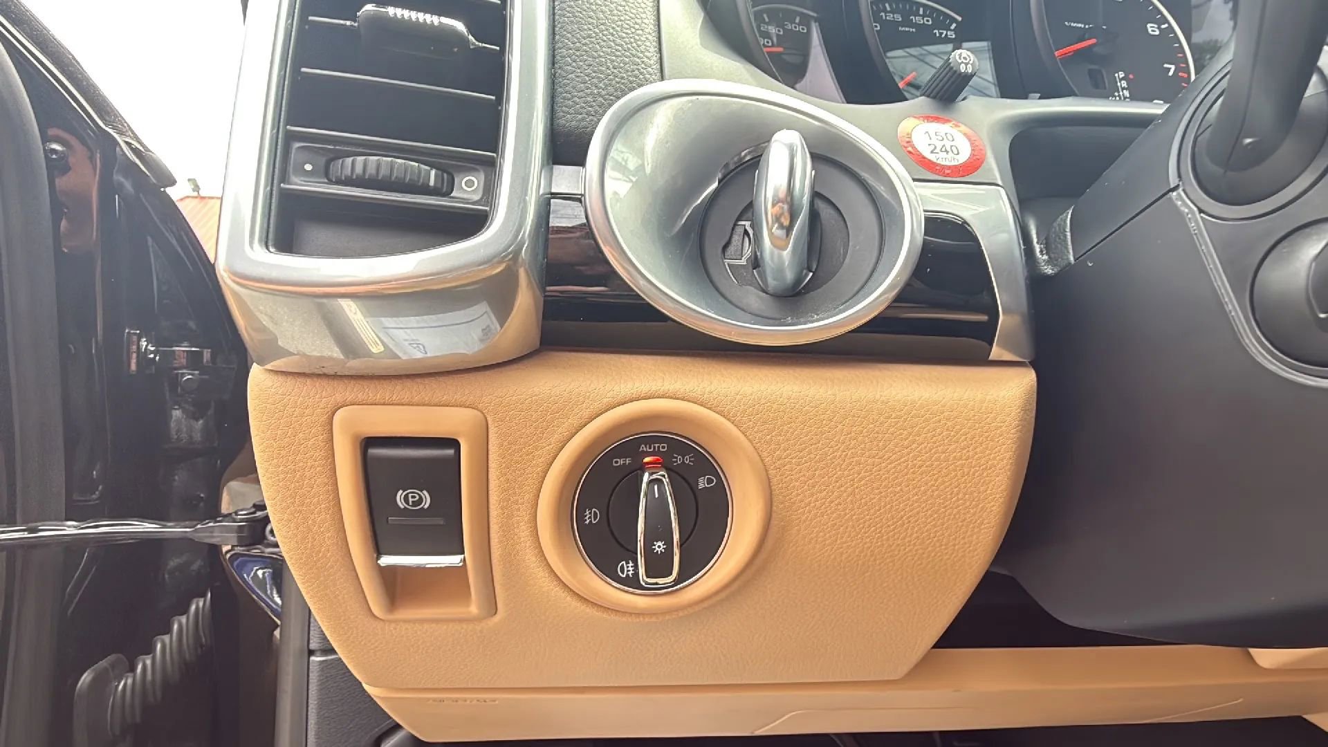 Used 2017 Porsche Cayenne w/ Premium Package image 14