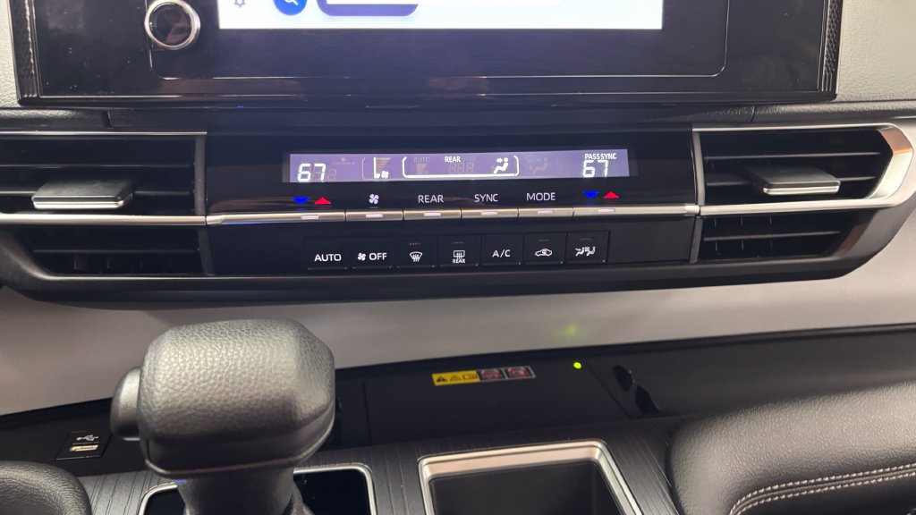 Used 2025 Toyota Sienna LE FWD image 27