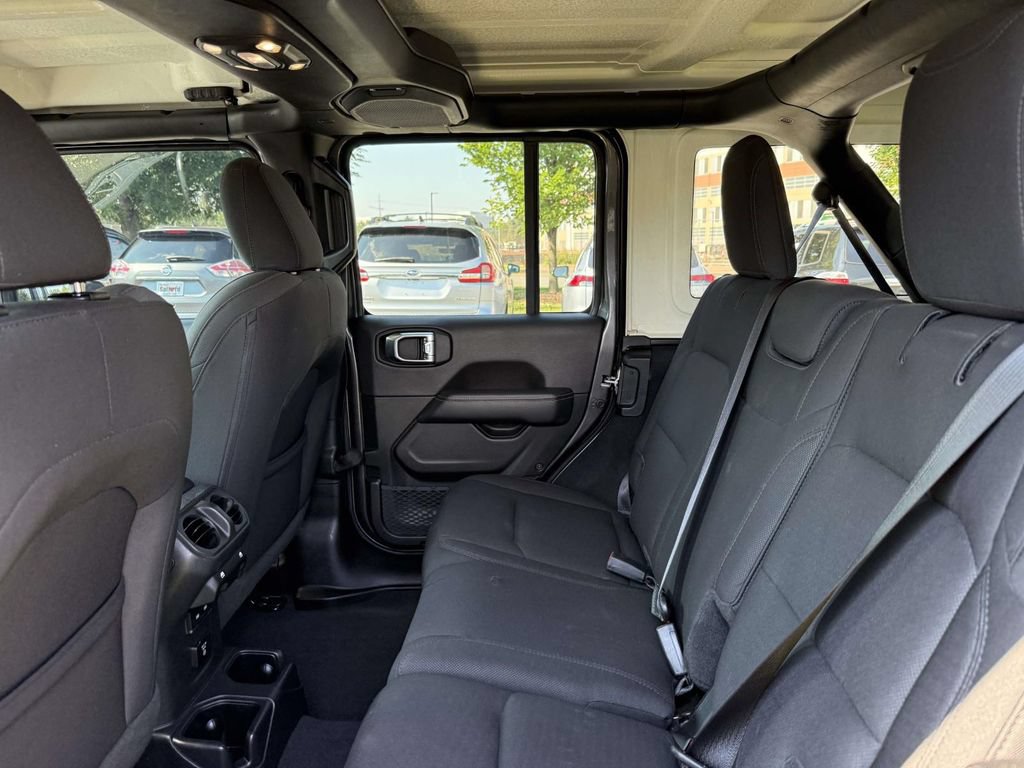 Used 2022 Jeep Wrangler Unlimited Sahara w/ Cold Weather Group AWD/4WD image 17