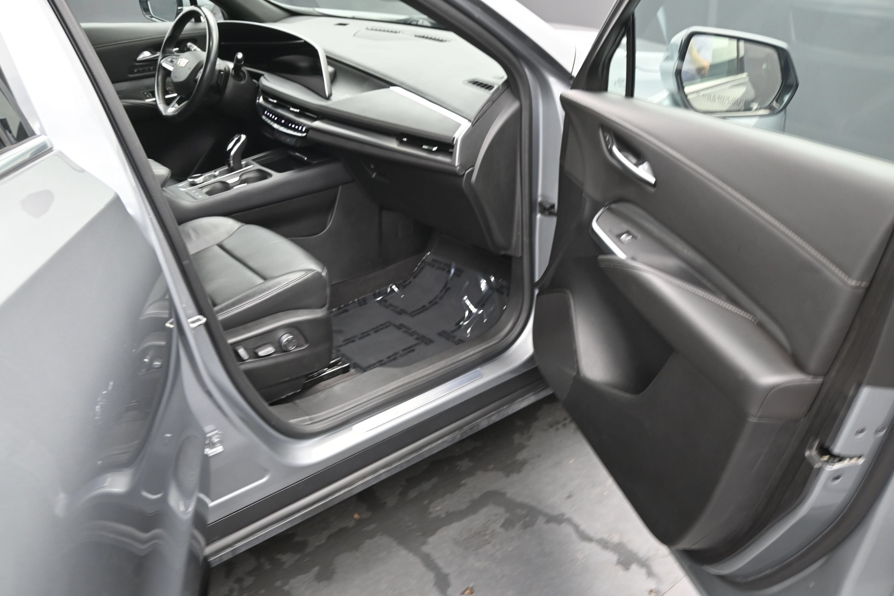 Used 2024 Cadillac XT4 Premium Luxury FWD image 13