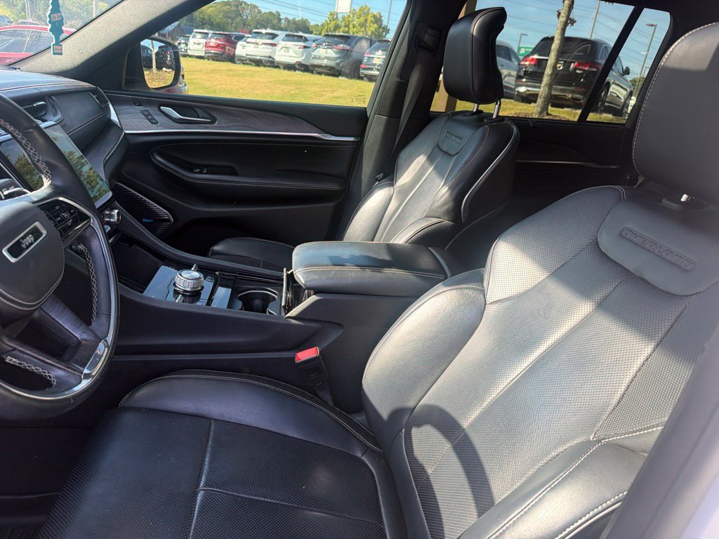 Used 2022 Jeep Grand Cherokee Overland w/ Luxury Tech Group IV AWD/4WD image 2