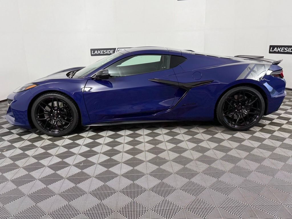 Used 2025 Chevrolet Corvette Z06 RWD image 3