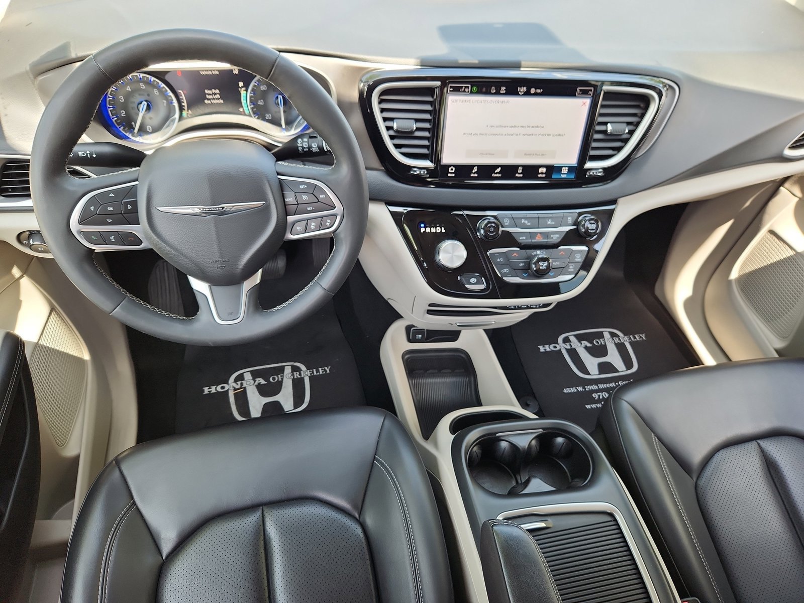 Used 2023 Chrysler Pacifica Touring-L FWD image 13