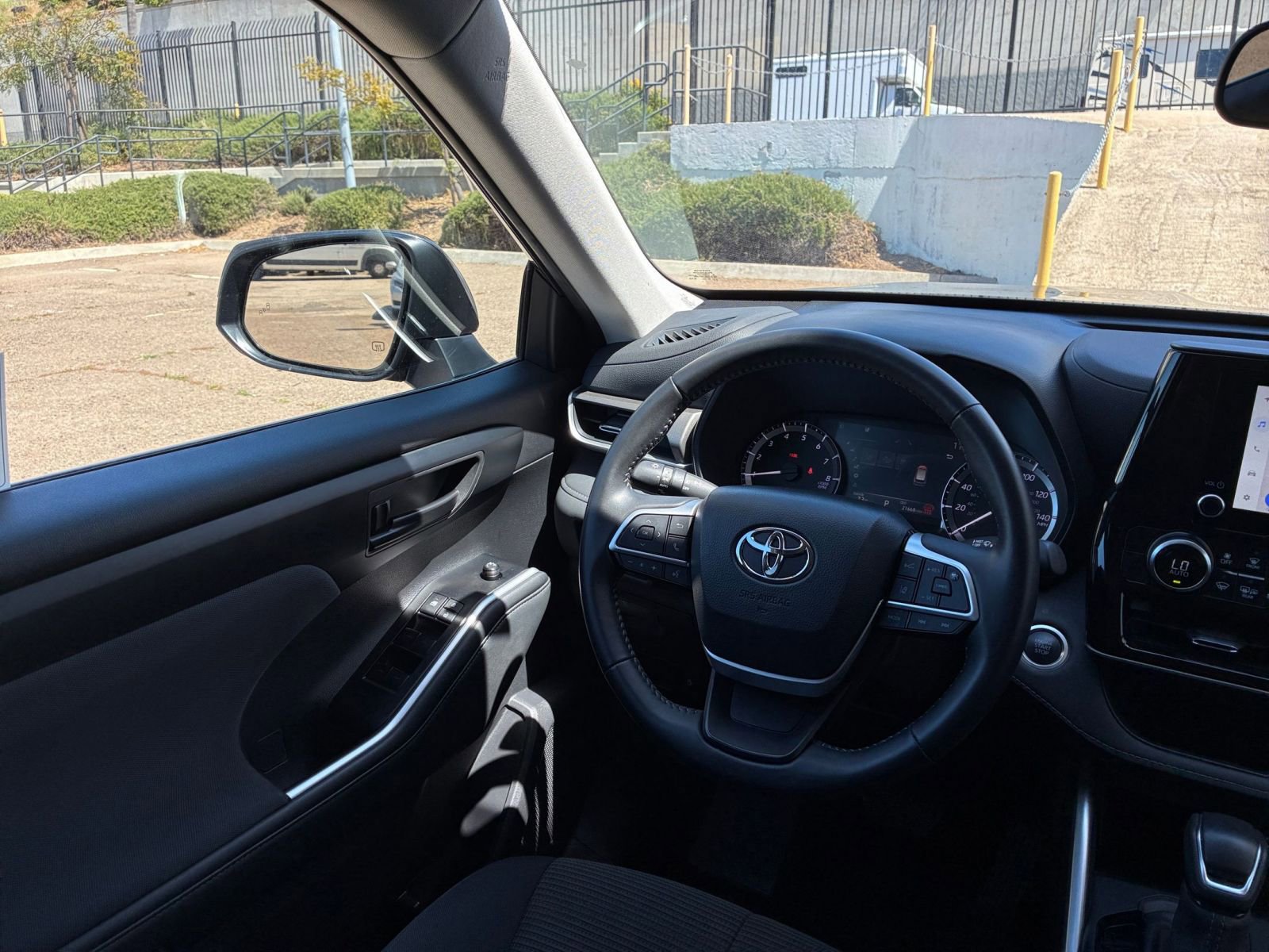 Used 2025 Toyota Highlander LE image 36