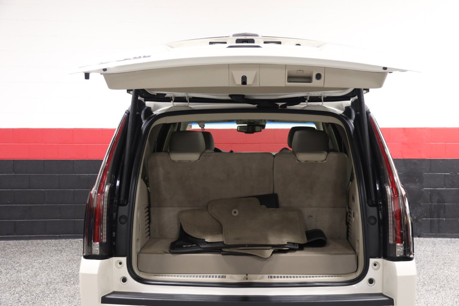 Used 2015 Cadillac Escalade Luxury AWD/4WD image 31