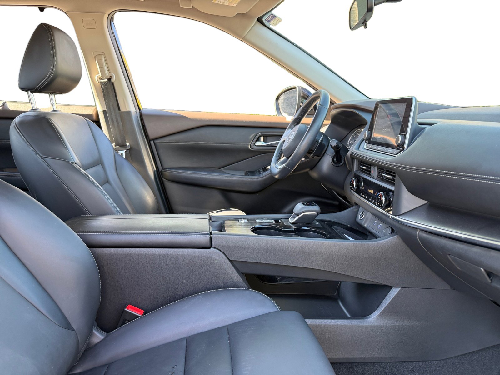 Used 2023 Nissan Rogue SV w/ SV Premium B Package image 14