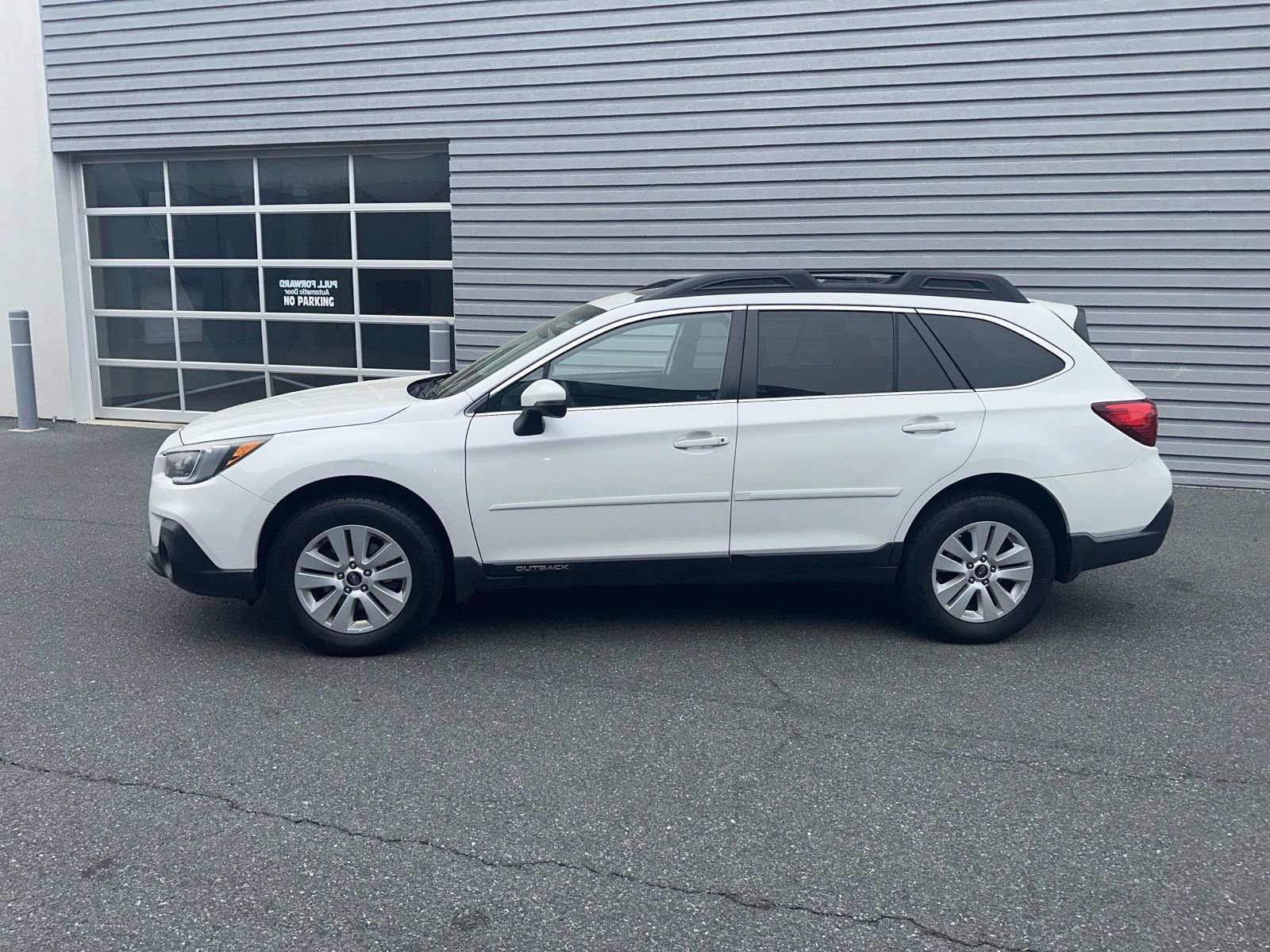 Used 2019 Subaru Outback 2.5i Premium w/ Popular Package #2 AWD/4WD image 2