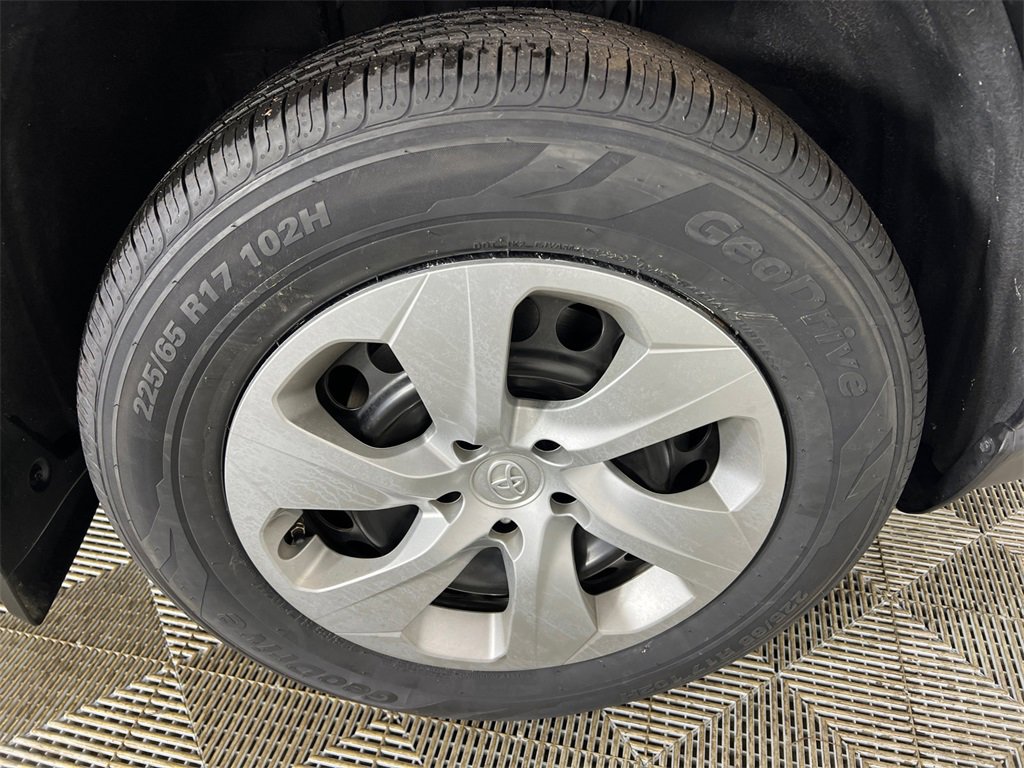 Used 2022 Toyota RAV4 LE image 11