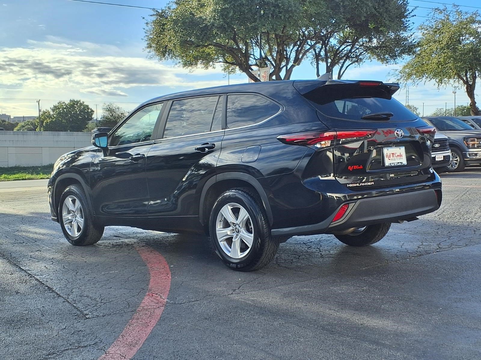 Used 2025 Toyota Highlander LE FWD image 7