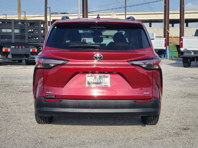 Used 2026 Toyota Sienna XLE FWD image 6
