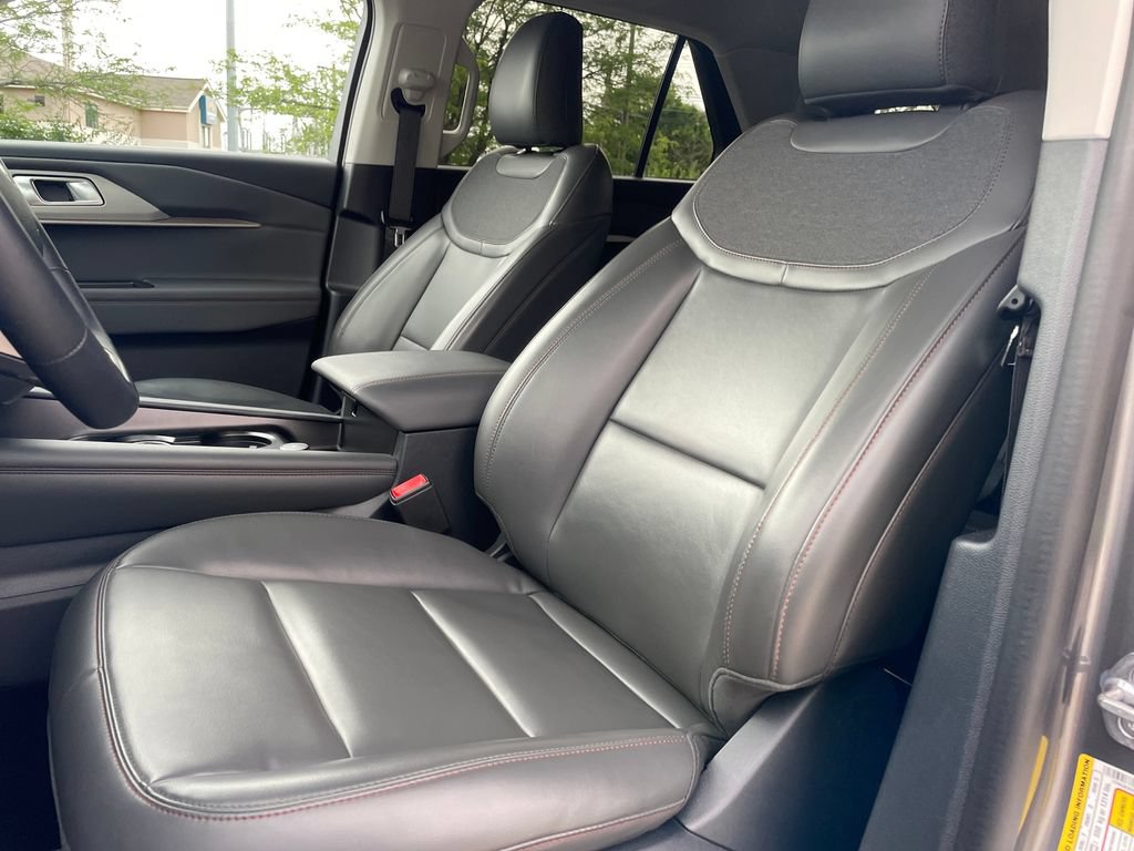 Used 2025 Ford Explorer Active w/ Active Comfort Package AWD/4WD image 16