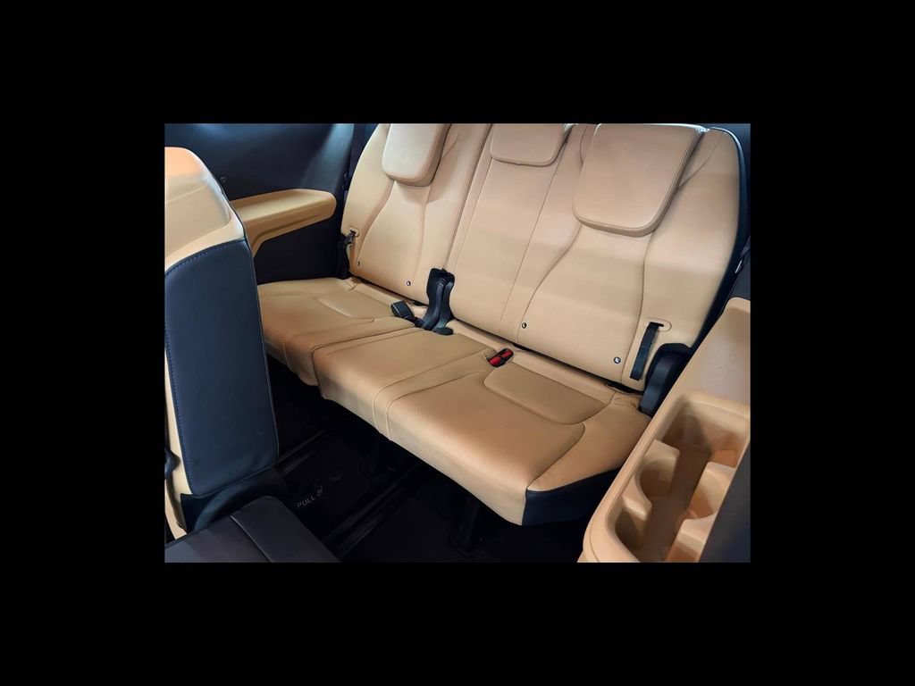 Used 2024 Kia Carnival LX FWD image 25