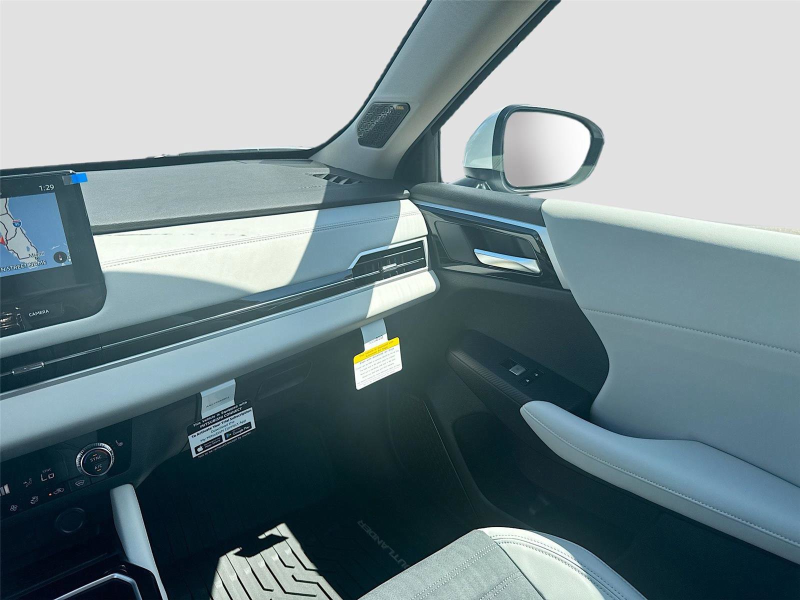 New 2025 Mitsubishi Outlander SE image 24