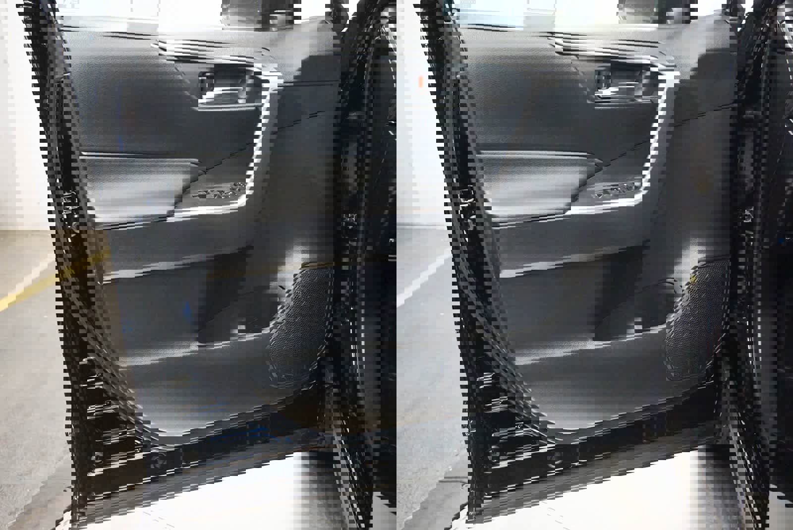 Used 2024 Toyota RAV4 SE image 24