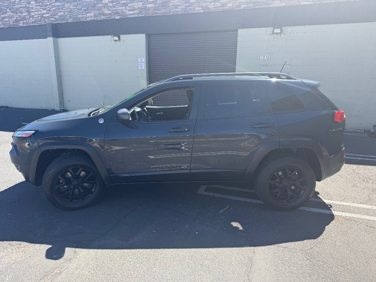 Used 2017 Jeep Cherokee Trailhawk AWD/4WD image 5