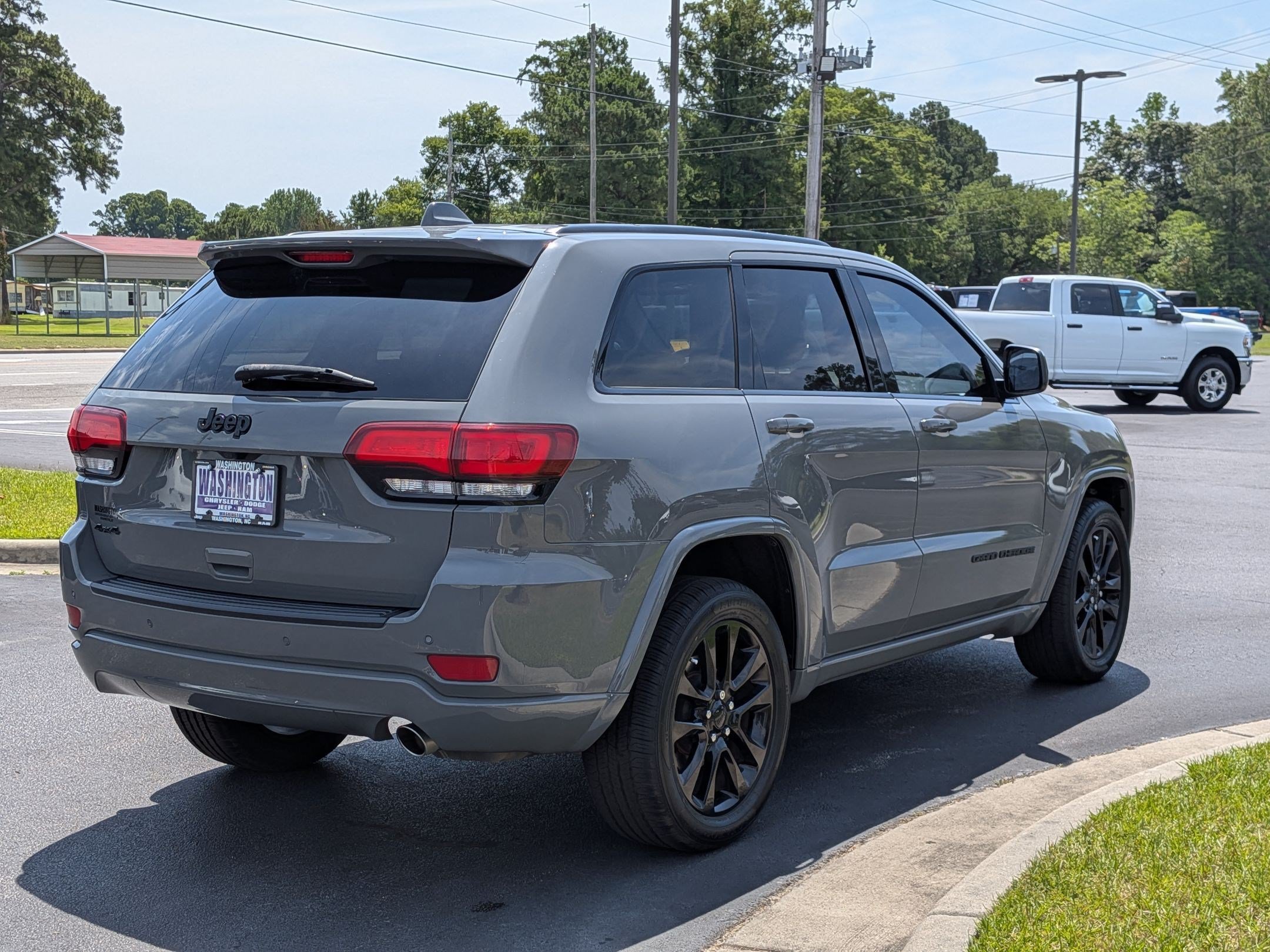 Used 2019 Jeep Grand Cherokee Altitude AWD/4WD image 5