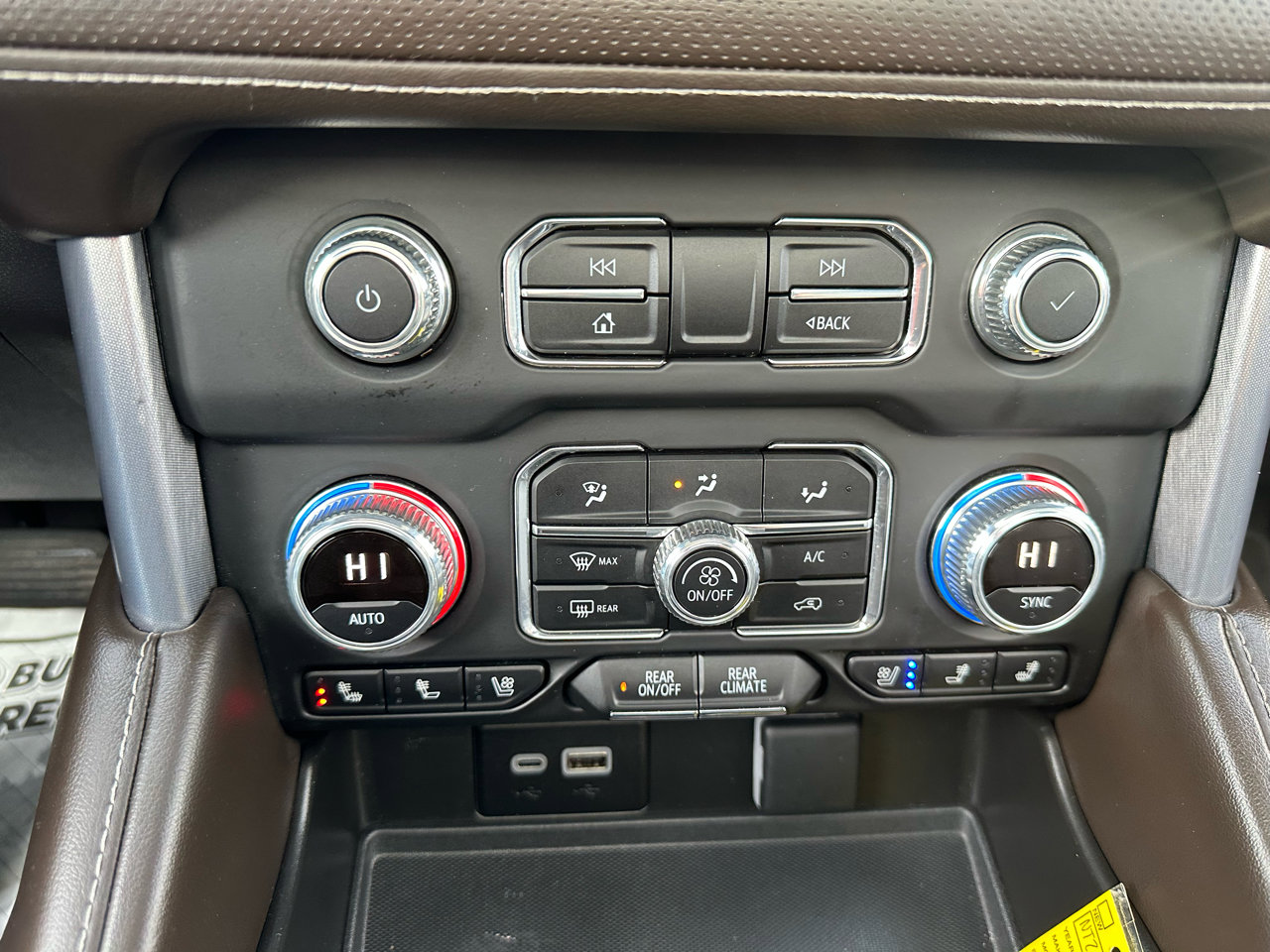 Used 2023 GMC Yukon XL SLT w/ SLT Luxury Package image 18