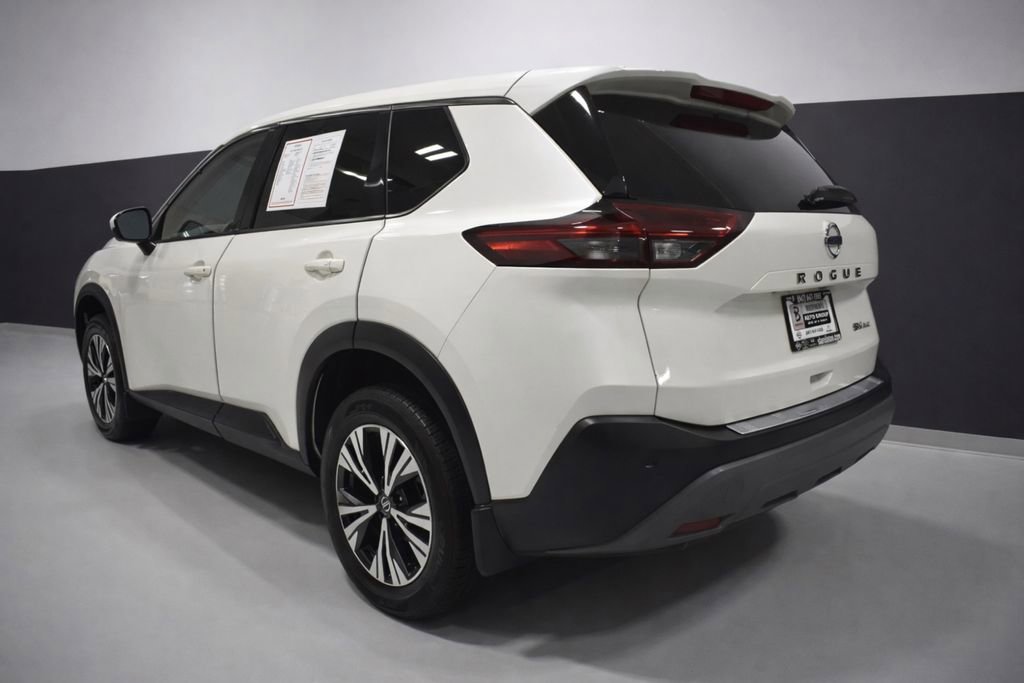 Used 2021 Nissan Rogue SV image 3