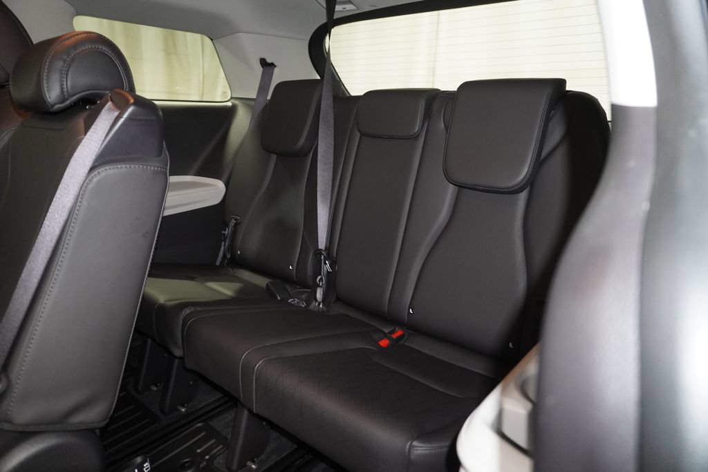 Used 2024 Kia Carnival LX FWD image 16