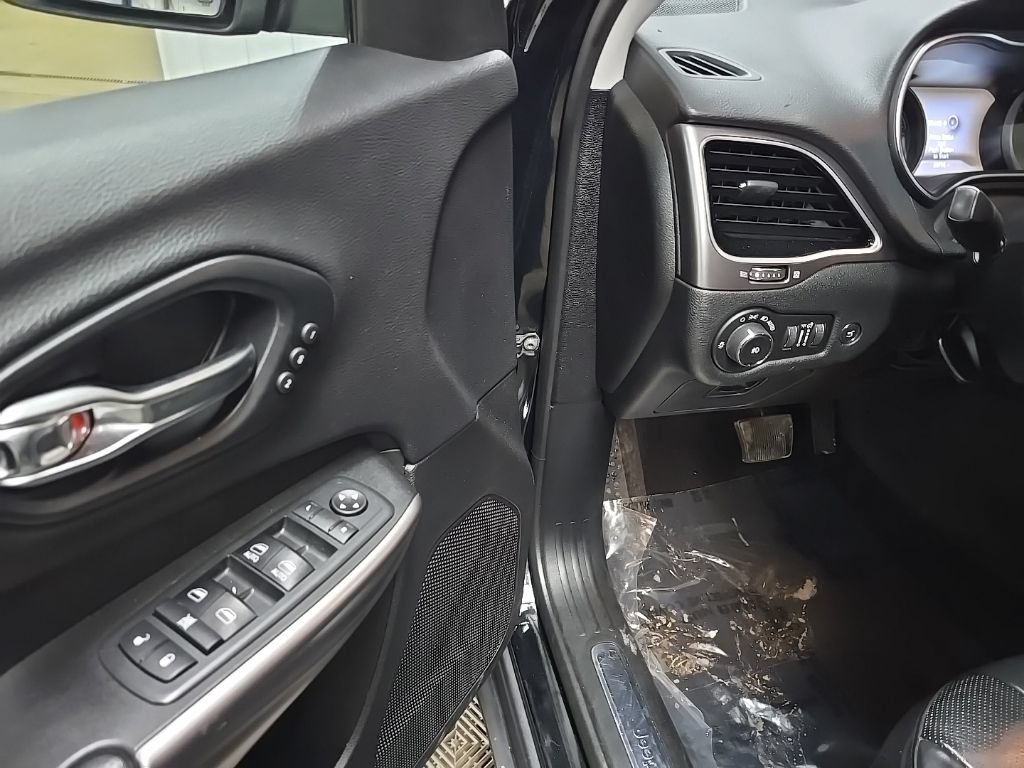 Used 2019 Jeep Cherokee Limited AWD/4WD image 28