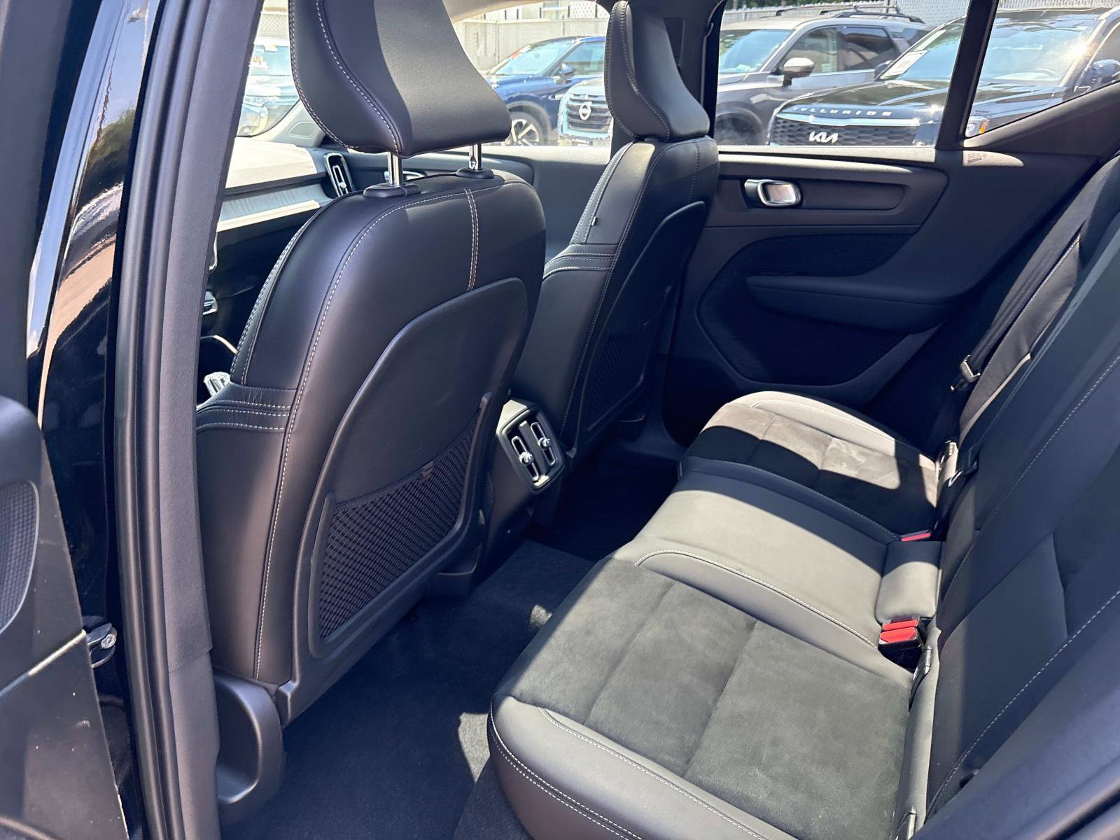 Used 2023 Volvo XC40 B5 Plus image 11