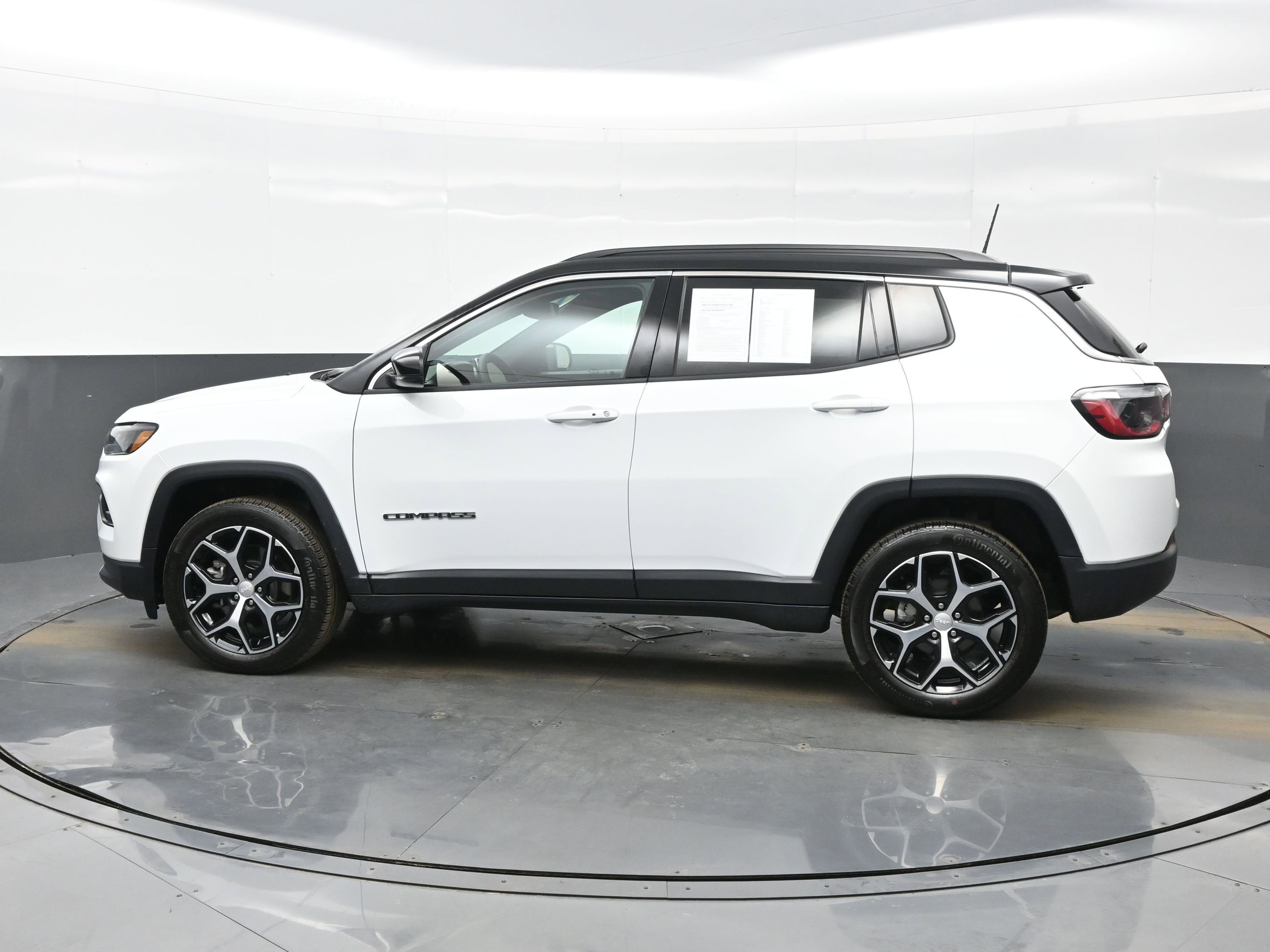 Used 2024 Jeep Compass Limited image 3