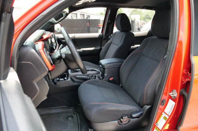 Used 2017 Toyota Tacoma TRD Sport w/ Premium & Technology Package AWD/4WD image 3