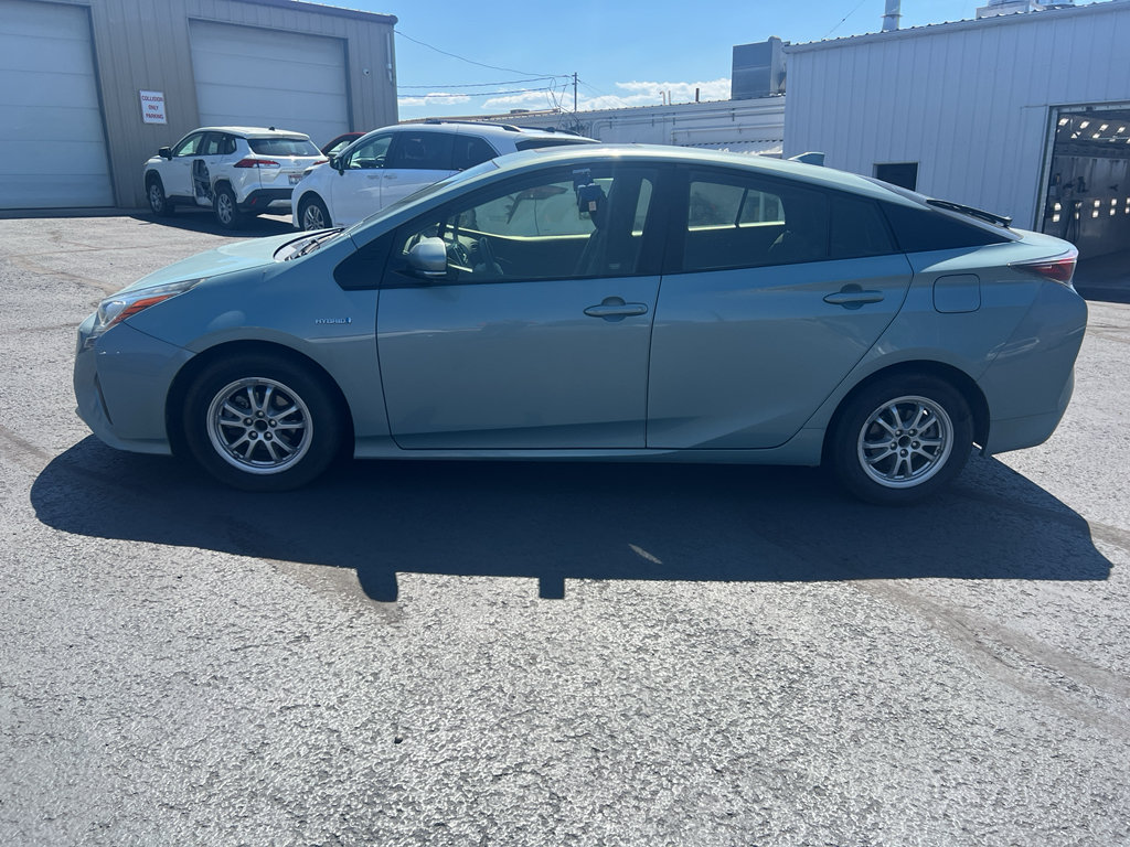 Used 2016 Toyota Prius Three w/ Advanced Technology Package FWD image 4