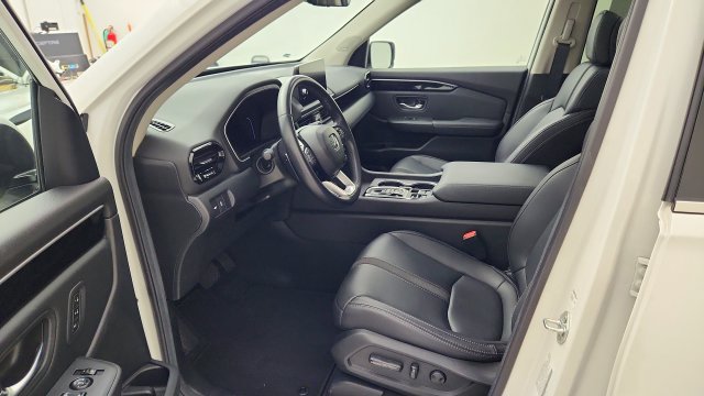 Used 2025 Honda Pilot Touring image 9
