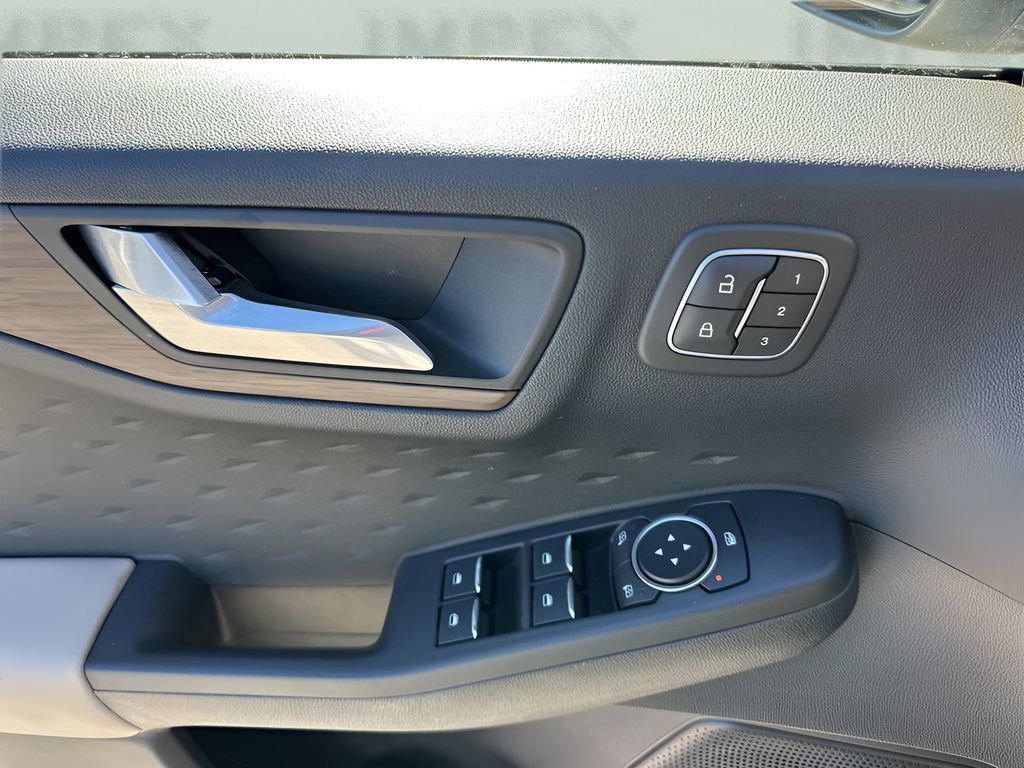 Used 2020 Ford Escape Titanium image 27