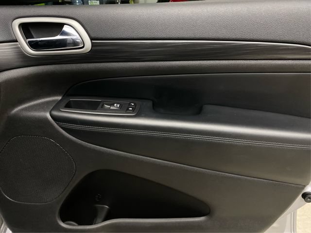 Used 2020 Jeep Grand Cherokee Altitude AWD/4WD image 26