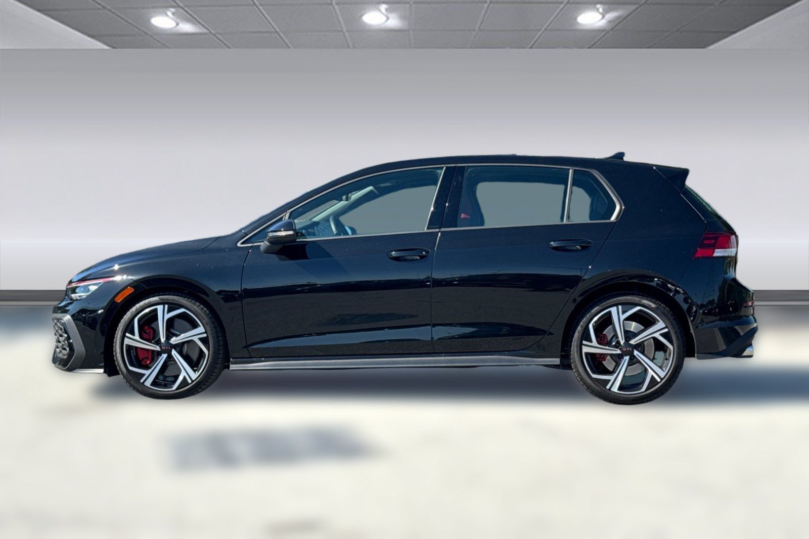 Used 2026 Volkswagen Golf SE FWD image 2