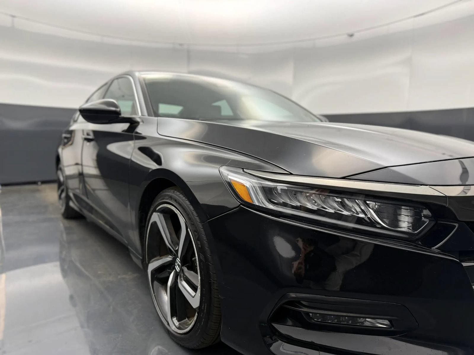 Used 2018 Honda Accord Sport image 3