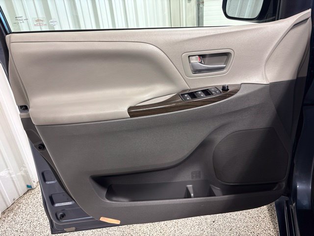 Used 2017 Toyota Sienna XLE w/ XLE Navigation Package FWD image 8