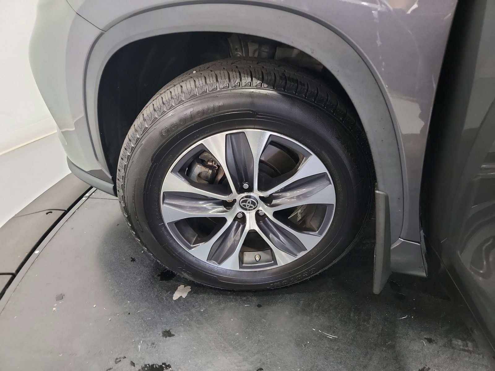 Used 2022 Toyota Highlander XLE AWD/4WD image 30