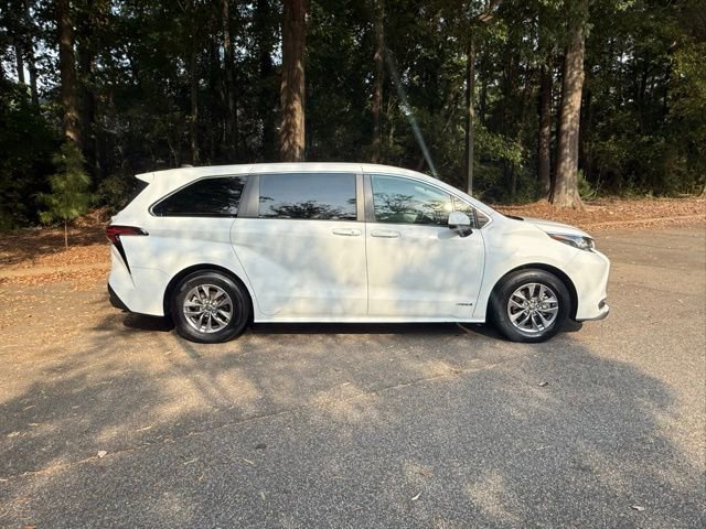 Used 2021 Toyota Sienna LE image 17