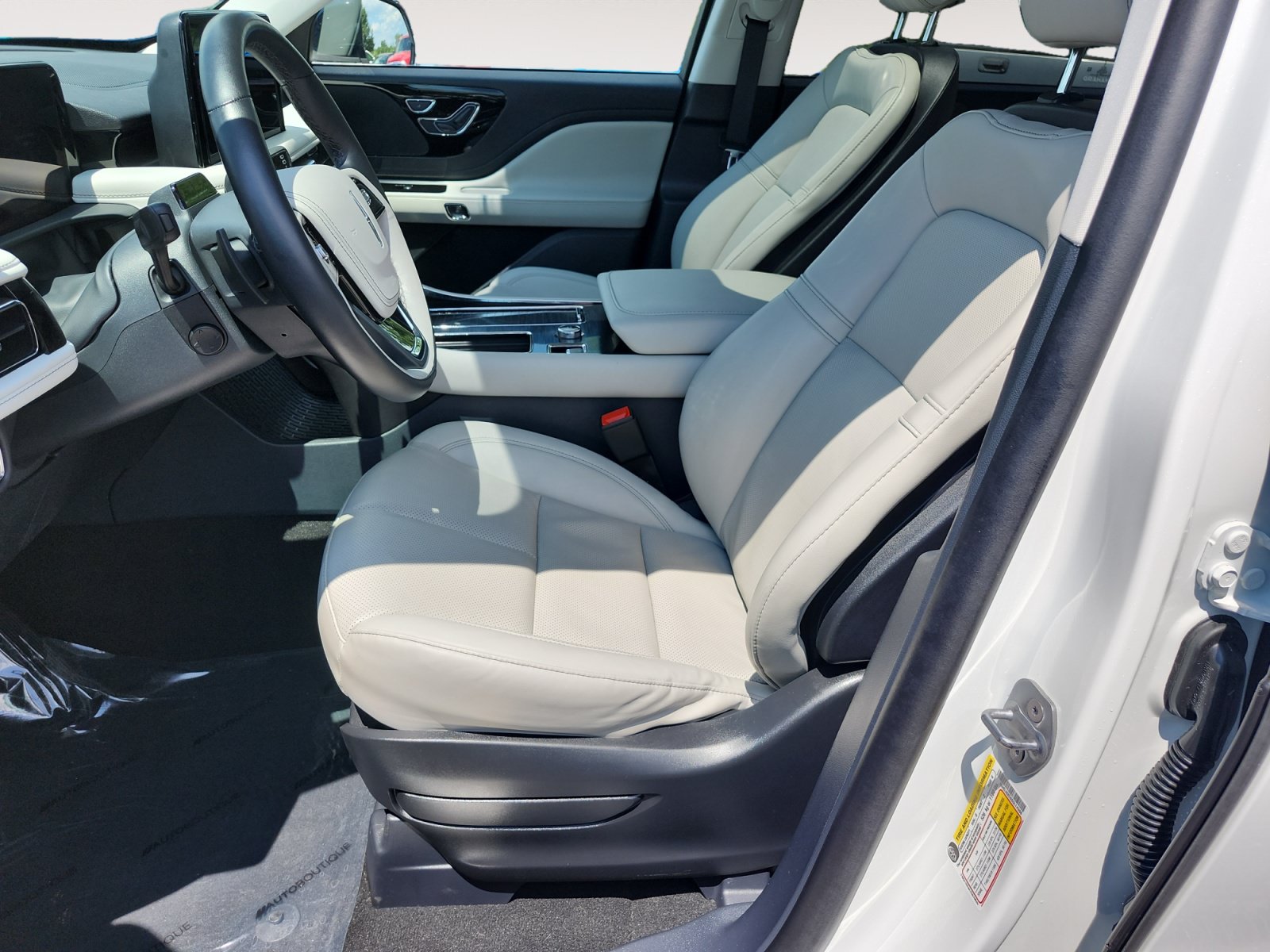 Used 2025 Lincoln Aviator AWD w/ Jet Appearance Package image 9