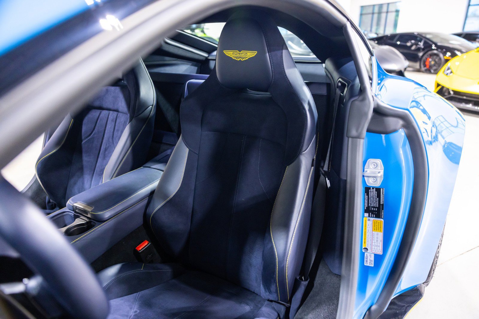 Used 2025 Aston Martin V8 Vantage Coupe image 33