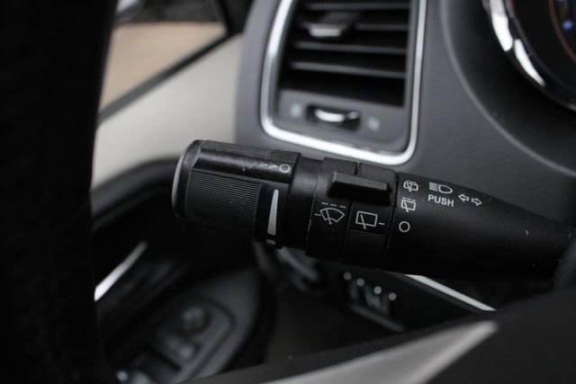 Used 2014 Chrysler Town & Country Touring-L w/ Driver Convenience Group image 8