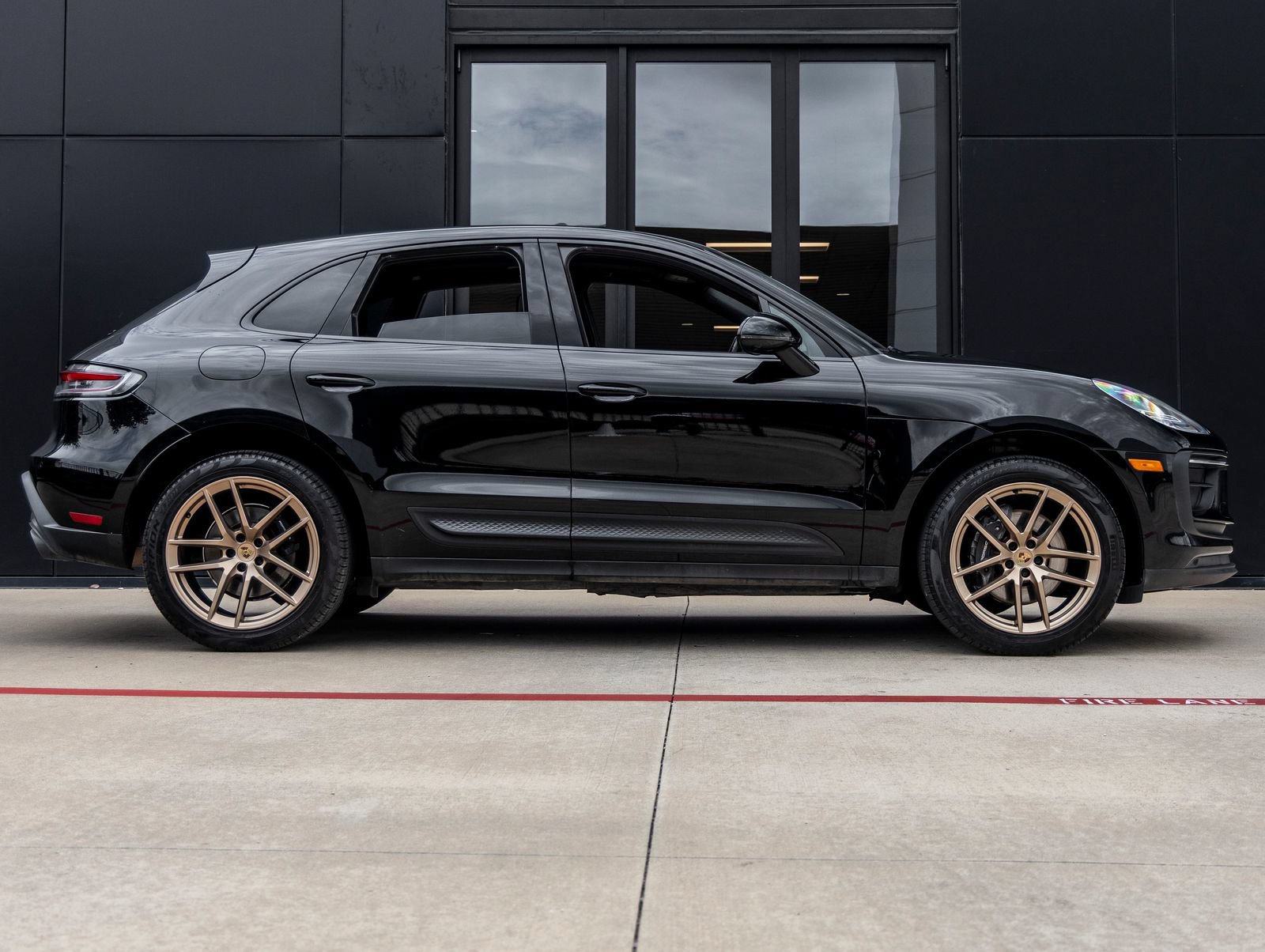 Certified 2023 Porsche Macan AWD/4WD image 12