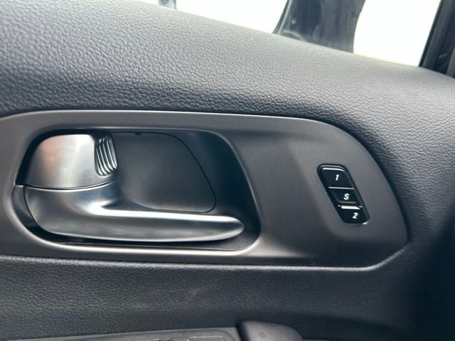New 2027 Chrysler Pacifica Select FWD image 18