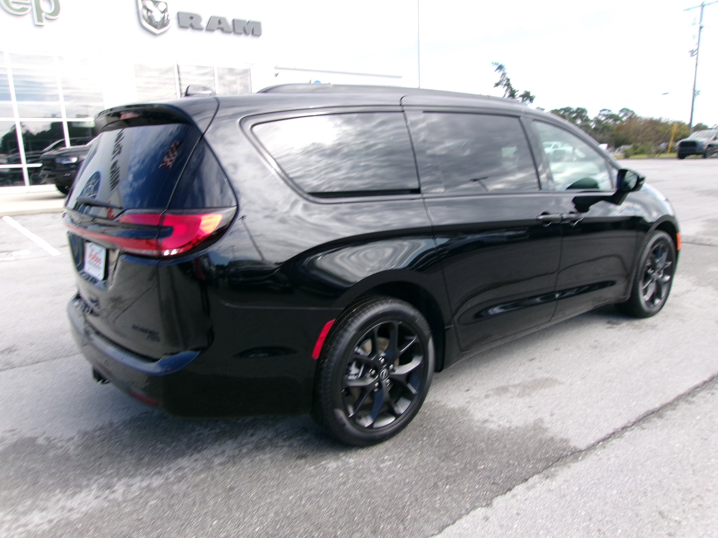 New 2026 Chrysler Pacifica Limited w/ S Appearance Package image 4