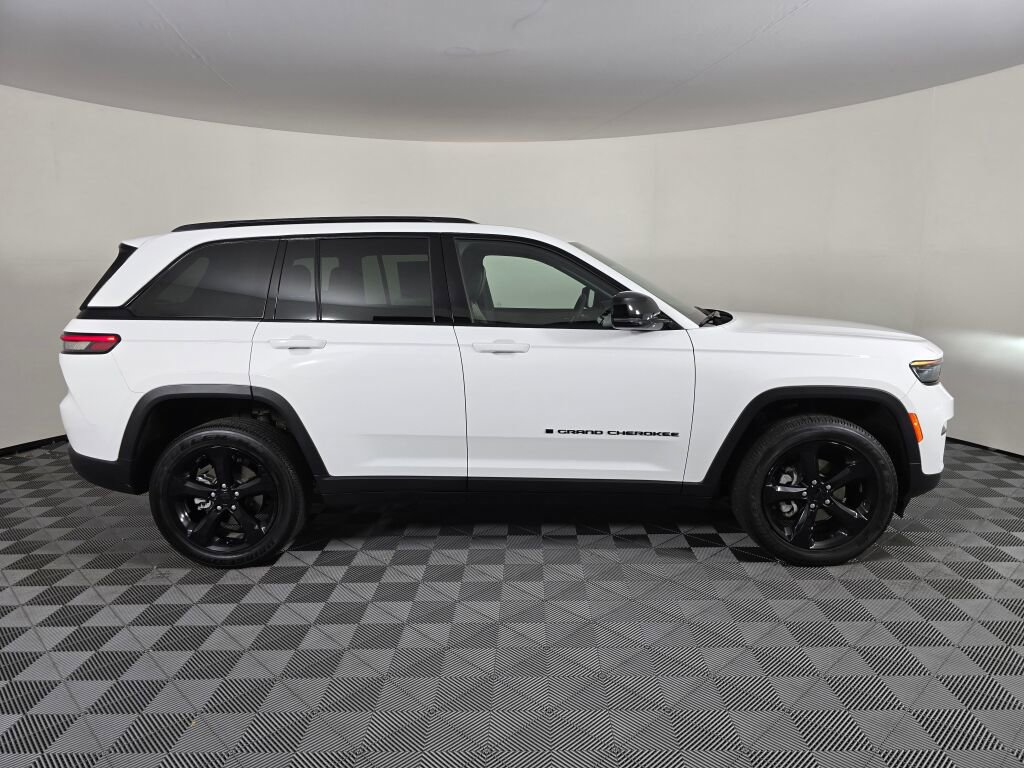 Used 2023 Jeep Grand Cherokee Altitude image 2