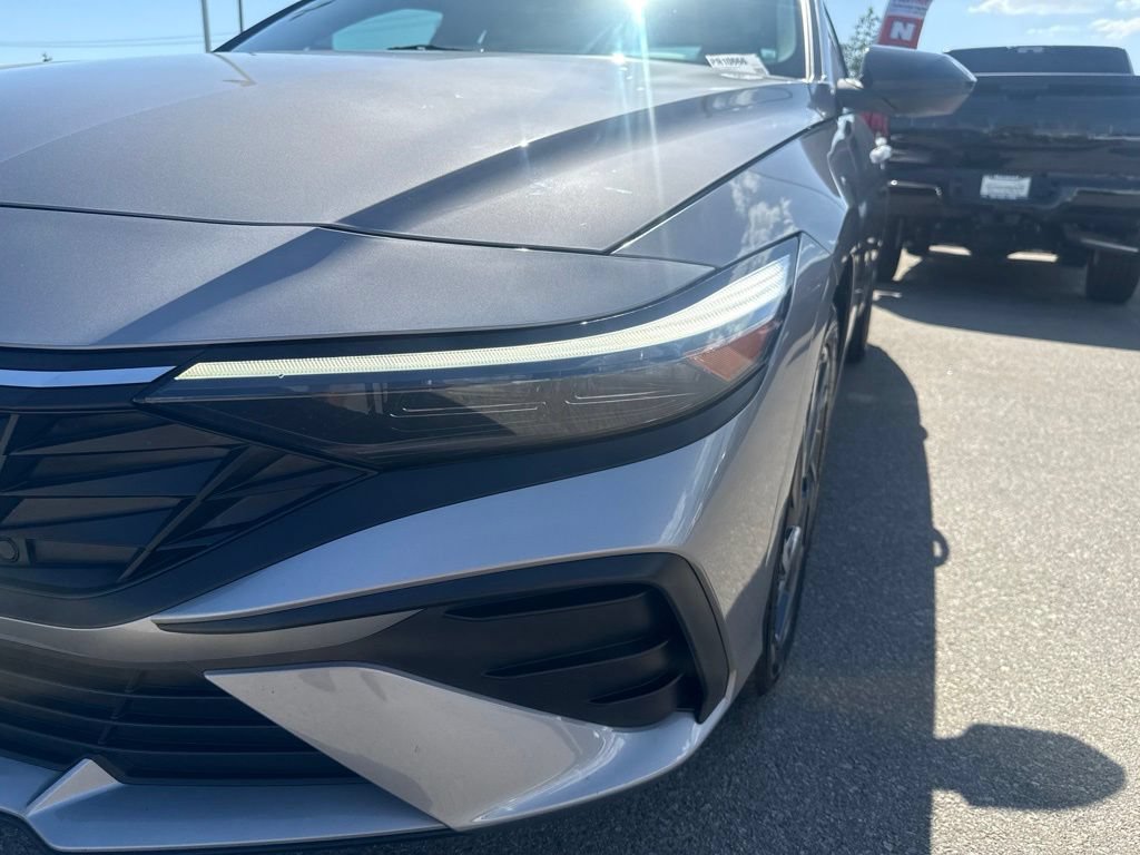 Used 2025 Hyundai Elantra SEL FWD image 11