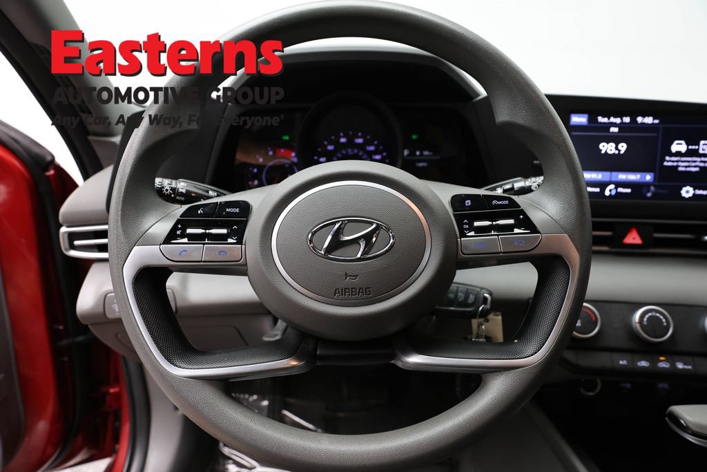 Used 2023 Hyundai Elantra SE FWD image 10