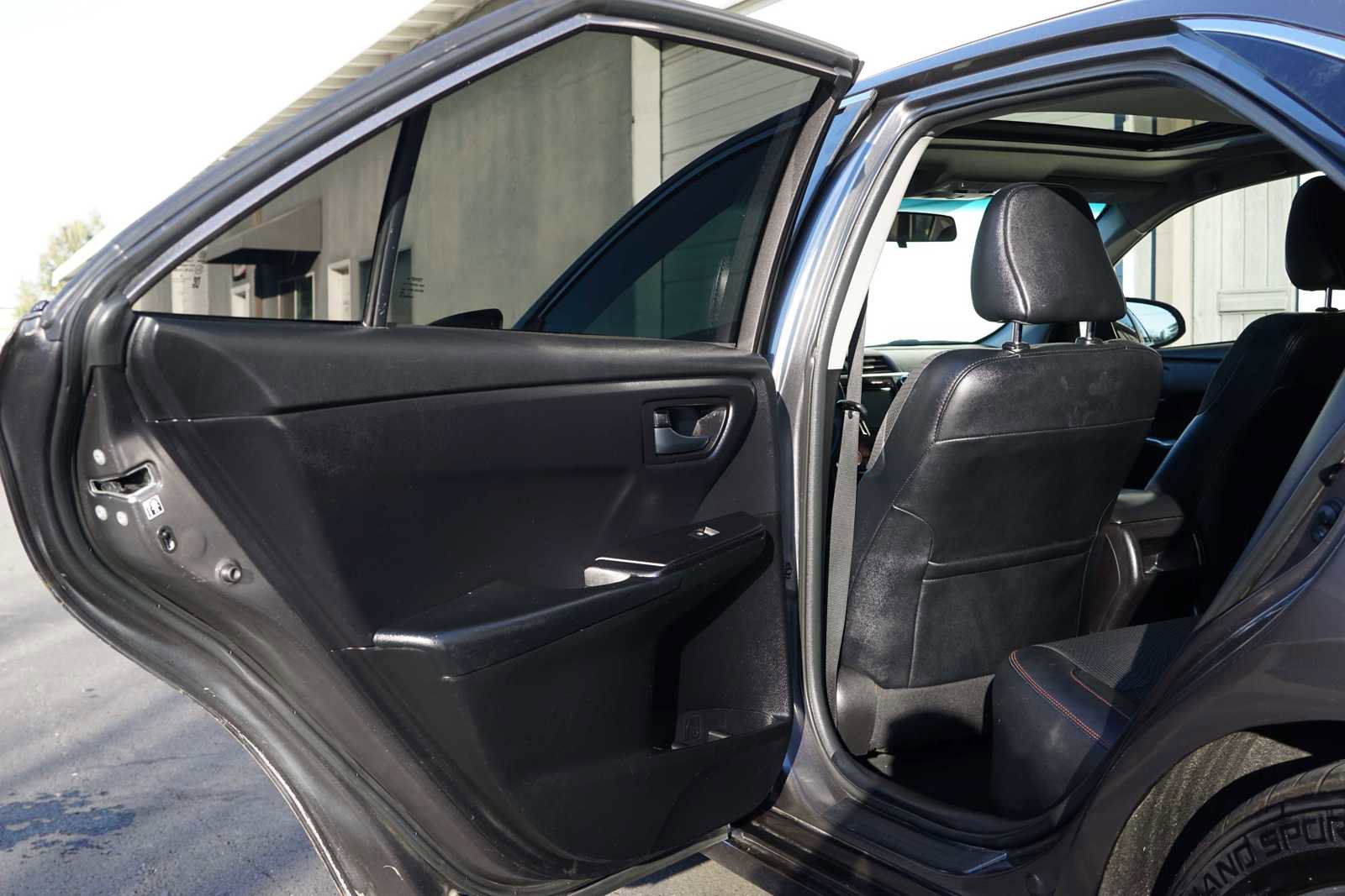 Used 2017 Toyota Camry SE w/ Moonroof Package image 28